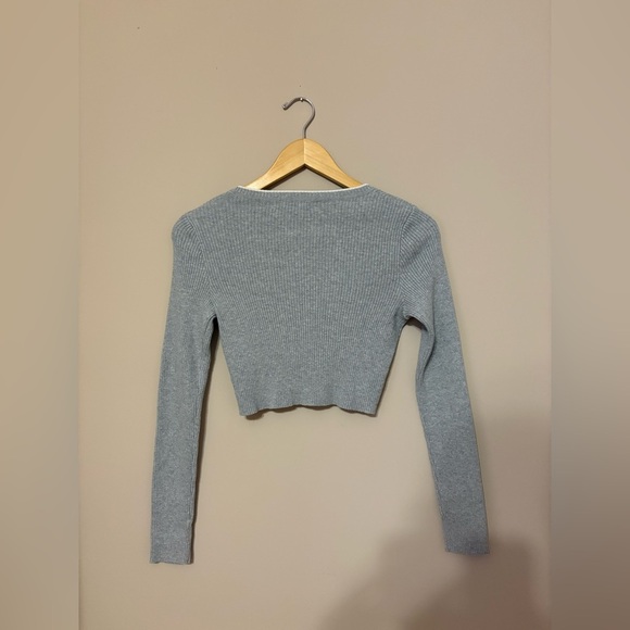 Brandy Melville Women's V-Neck Cropped Sweater Top Gray One Size - Picture 4 of 4